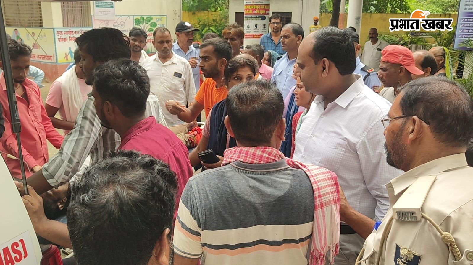 फोटो कैप्शन:-सामुदायिक स्वास्थ्य केंद्र में सड़क दुर्घटना में घर होने के बाद जुटी भीड डॉक्टर से घायलों के स्थिति की जानकारी लेते अंचलाधिकारी पुरुषोत्तम कुमार | Prabhat Khabar Network