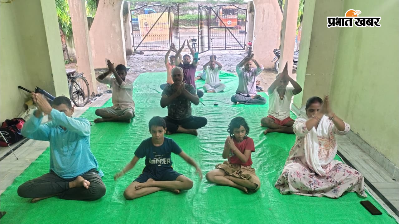 जलनेति सहित अन्य प्रकार के योगासन करते प्रशिक्षक | Prabhat Khabar Network
