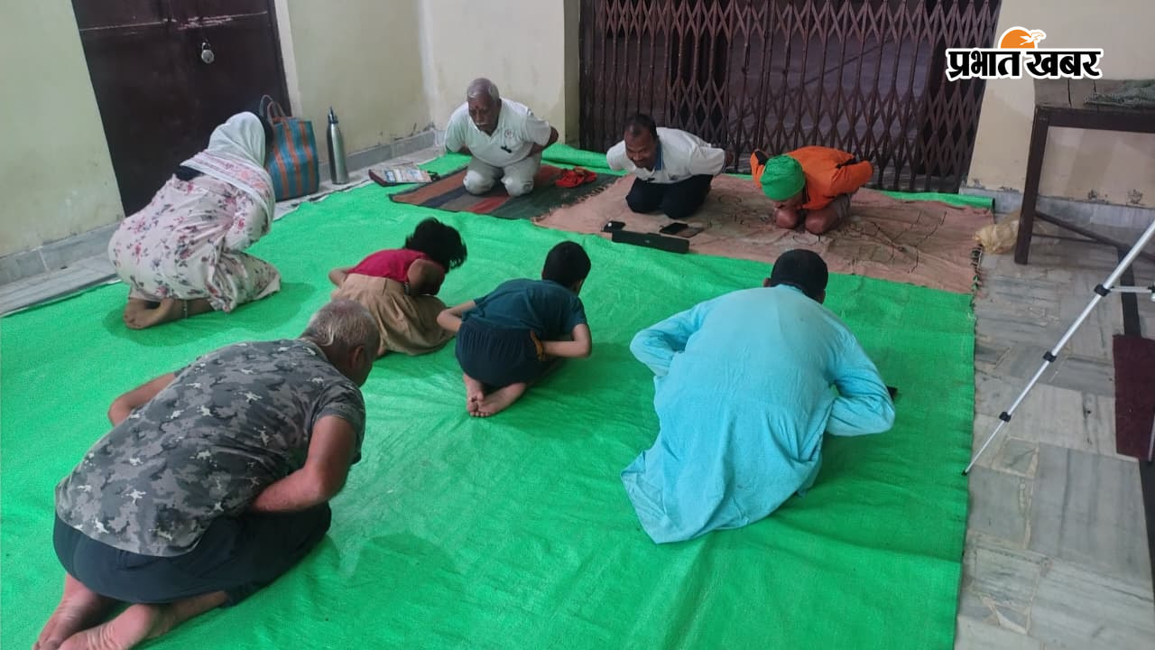 जलनेति सहित अन्य प्रकार के योगासन करते प्रशिक्षक | Prabhat Khabar Network