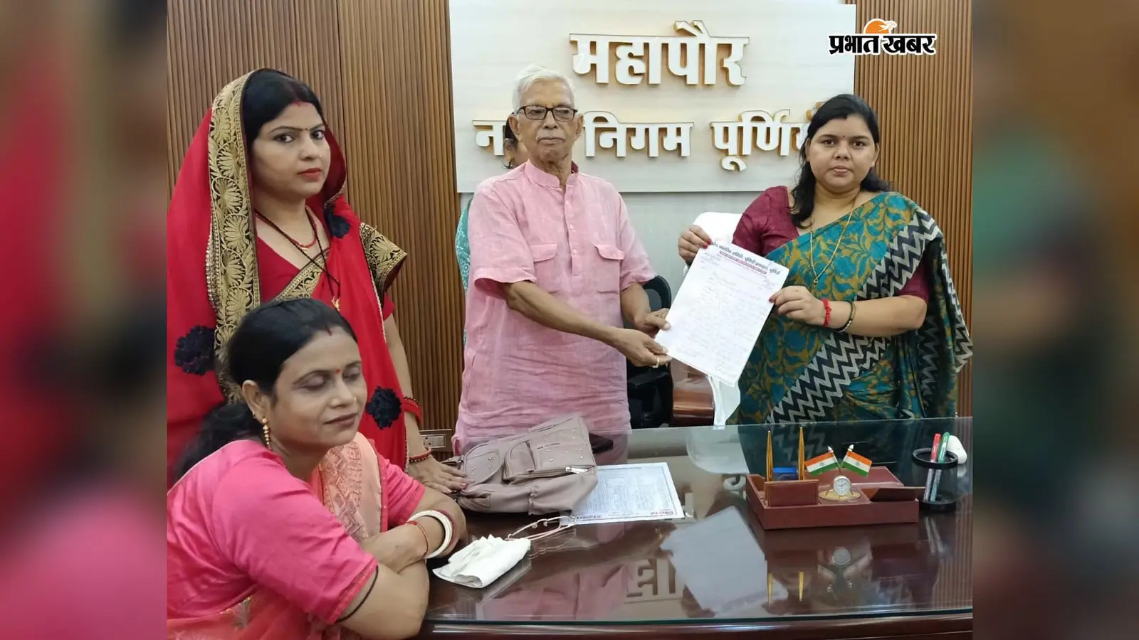 जनता चौक से कॉलेज चौक तक टूटी सड़क की मरम्मत की मांग, वरीय नागरिक समिति ने महापौर को सौंपा आवेदन