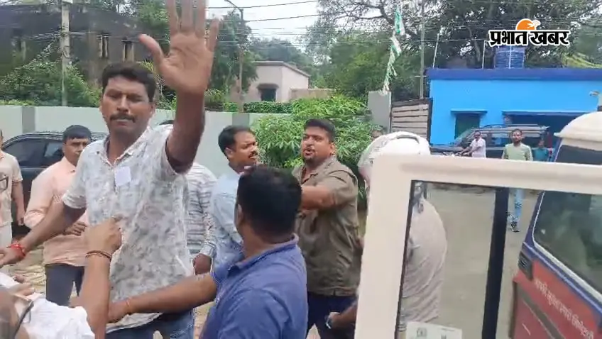 धनबाद भवन प्रमंडल कार्यालय में टेंडर को लेकर मारपीट, दो हिरासत में; बाहरी संवेदकों के काम लेने पर विवाद