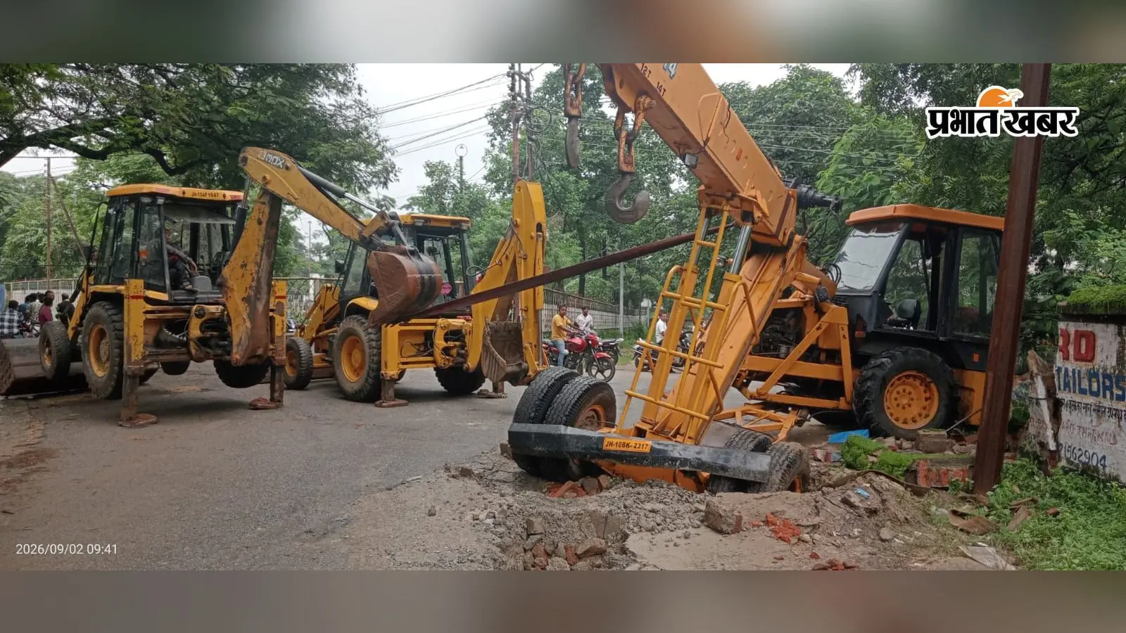 ट्रक निकालने के दौरान पलटा हाइड्रा, मजदूर के दोनों पैर टूटे; चहारदीवारी भी ढही