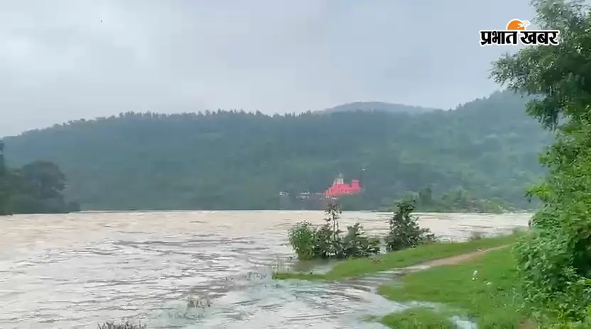 झमाझम बारिश से जयदा शिव मंदिर का रास्ता बंद, पुलिया पर 2 फीट तक बह रहा पानी...आवागमन ठप