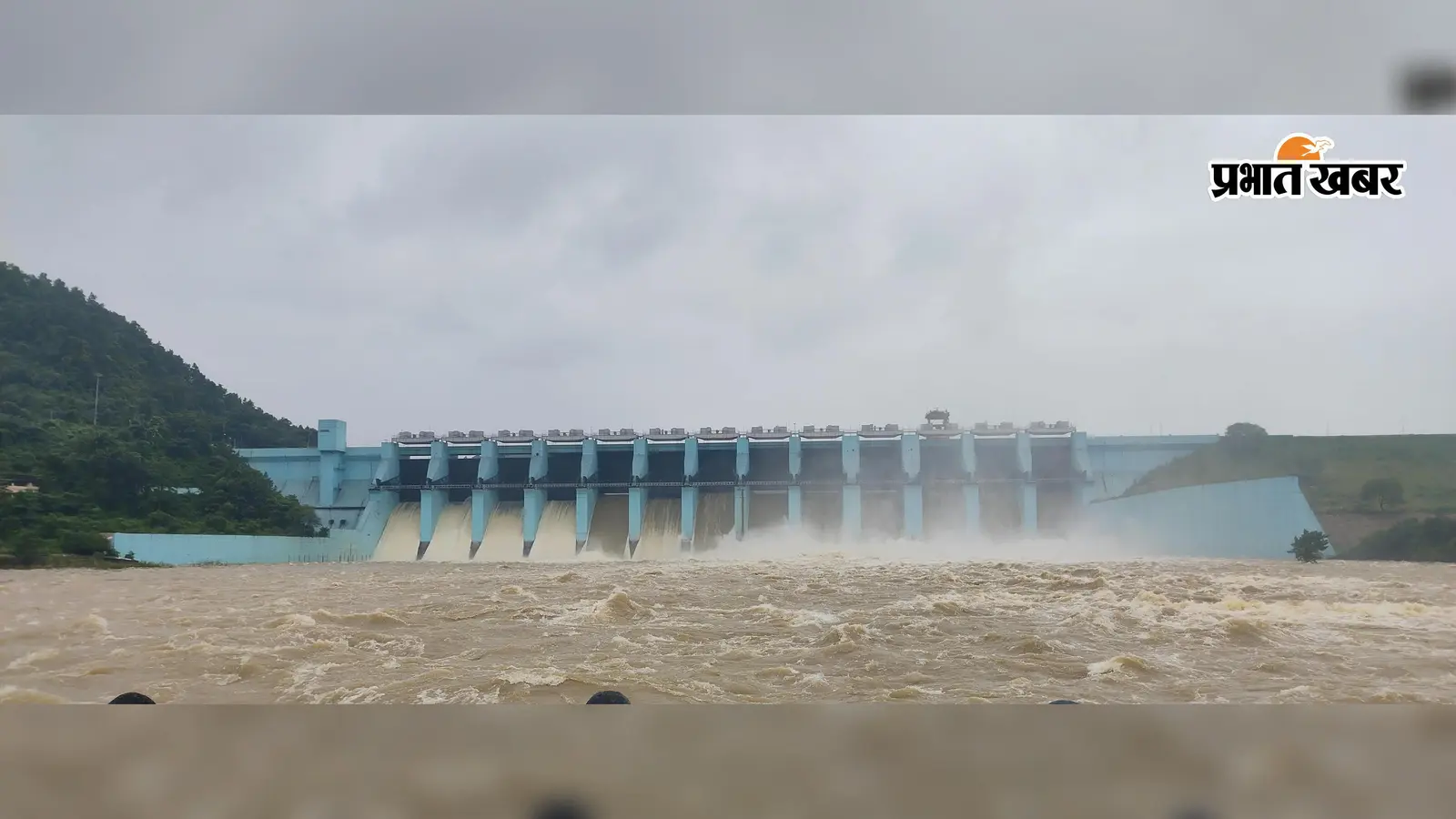चांडिल डैम में बढ़ा पानी का दबाव, 13 रेडियल गेट समेत इमरजेंसी गेट से छोड़ा जा रहा पानी...देखें तस्वीरें
