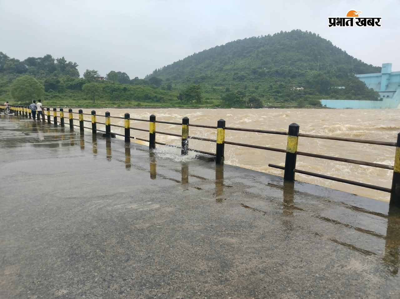 चांडिल डैम के रेडियल गेट से निकलता पानी डैम के नीचे पुल पर बहता पानी डैम से निकलता पानी | Prabhat Khabar Network