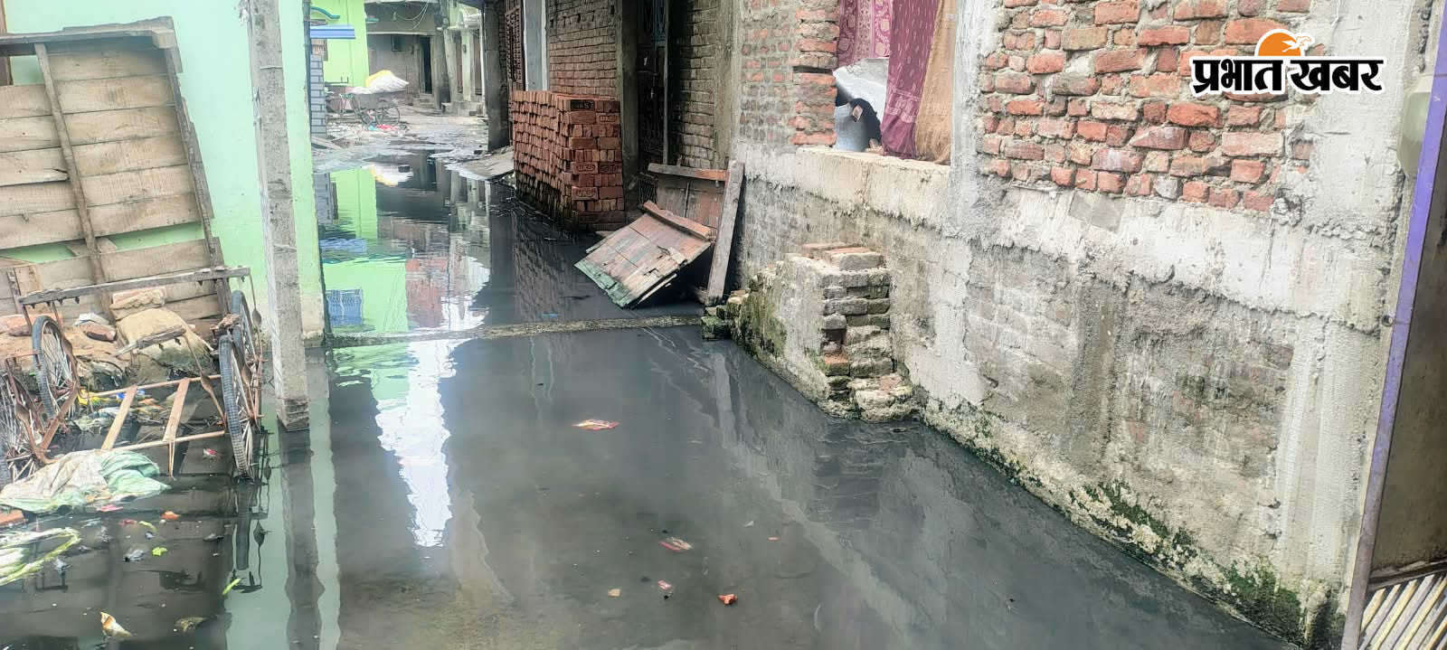 फोटो.पुरानी किला पोखरा मोहल्लेवासियों में बुधवार को प्रदर्शन करते लोग फोटो.फोटो.पुरानी किला पोखरा मोहल्ला में जल जमाव | Prabhat Khabar Network