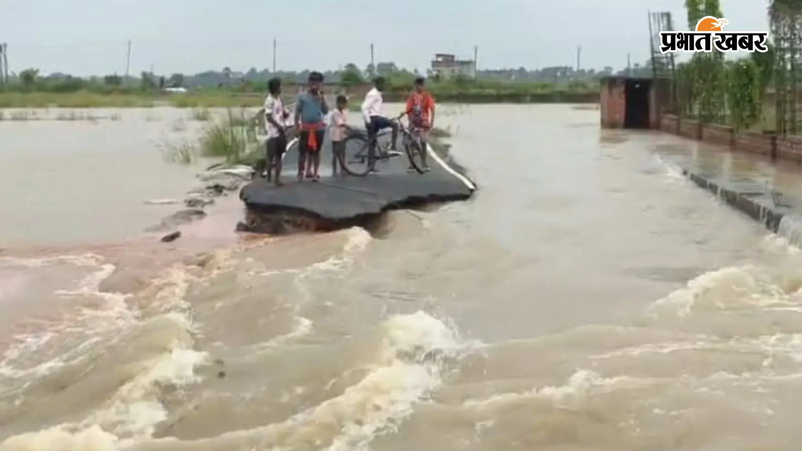 पुनपुन में गंगा के उफान का असर, बकरचक की सड़क नदी में समाई; आवागमन पर संकट