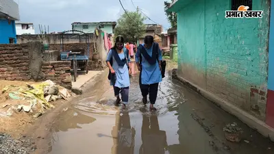 सड़क या स्विमिंग पूल? मुंगेर के संग्रामपुर में अतिक्रमण से नाला गायब, तालाब बनी सड़क पर चलने को मजबूर बच्चे