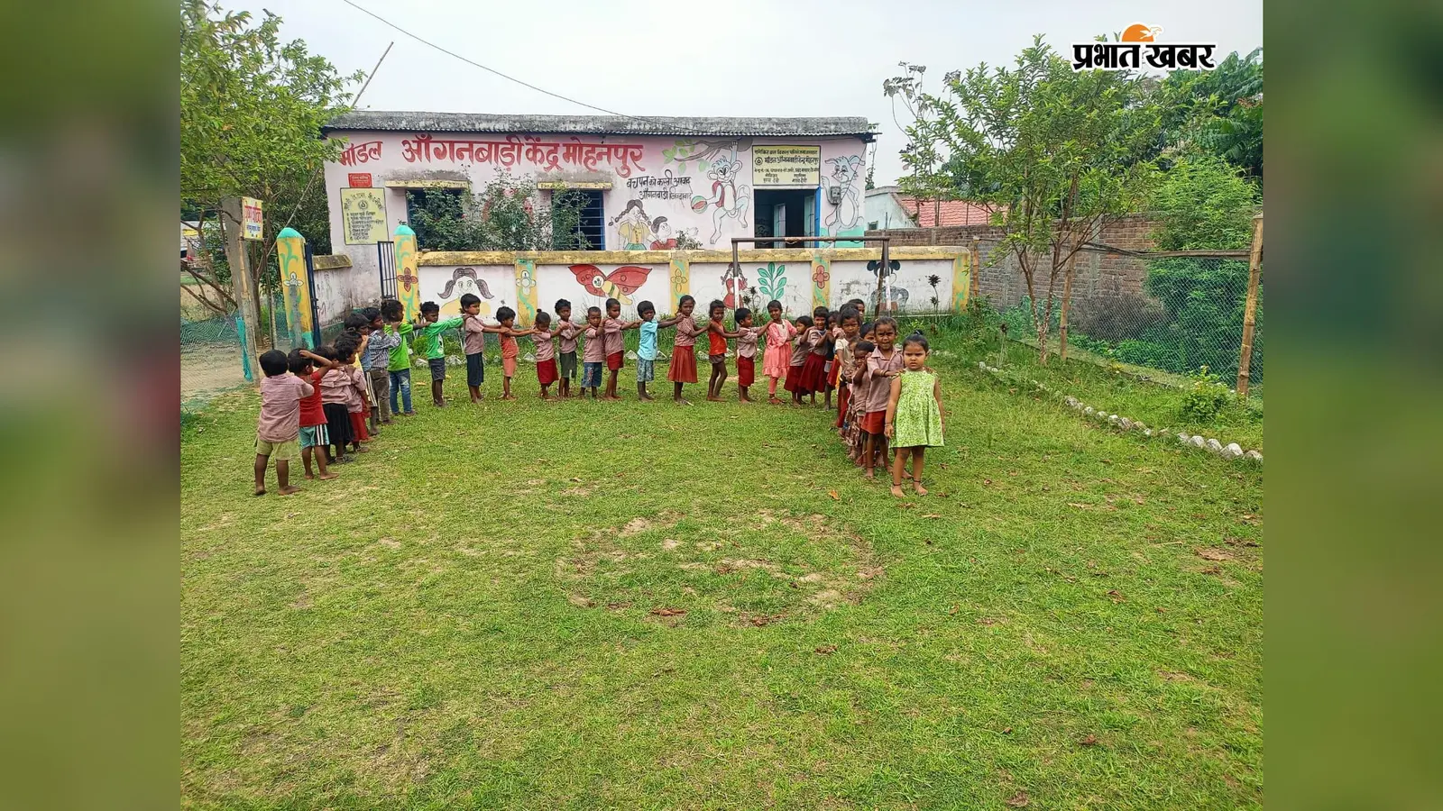 लाखों खर्च कर बना मॉडल आंगनबाड़ी अब बदहाल, बारिश में टपकती छत के नीचे बैठते हैं मासूम, कागजात भी हो रहे खराब