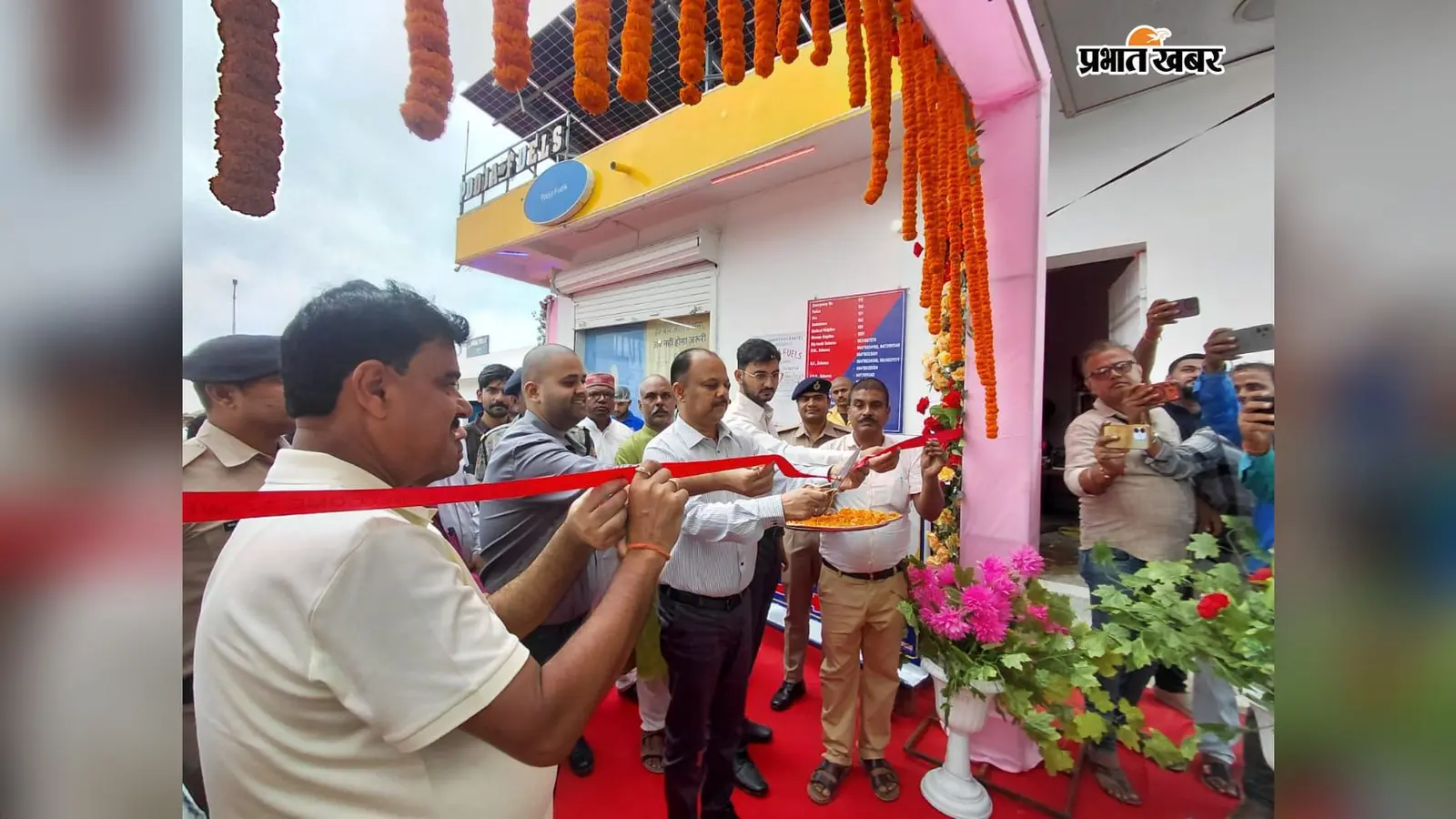 पीएम सूर्य घर मुफ्त बिजली योजना के तहत 15 किलोवाट सोलर पैनल का DM ने किया शुभारंभ