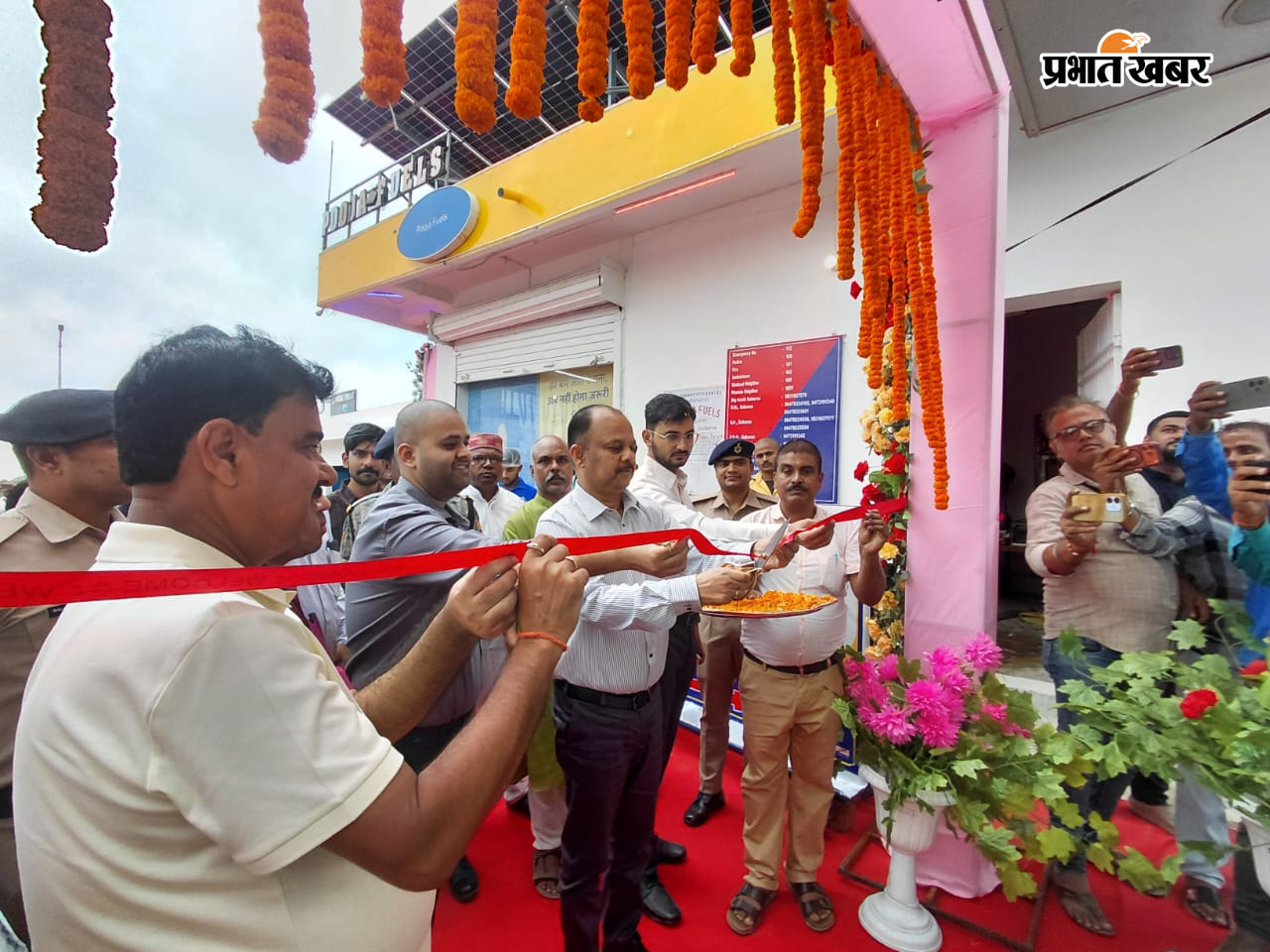 पीएम सूर्य घर बिजली योजना का शुभारंभ करते डीएम | Prabhat Khabar Network
