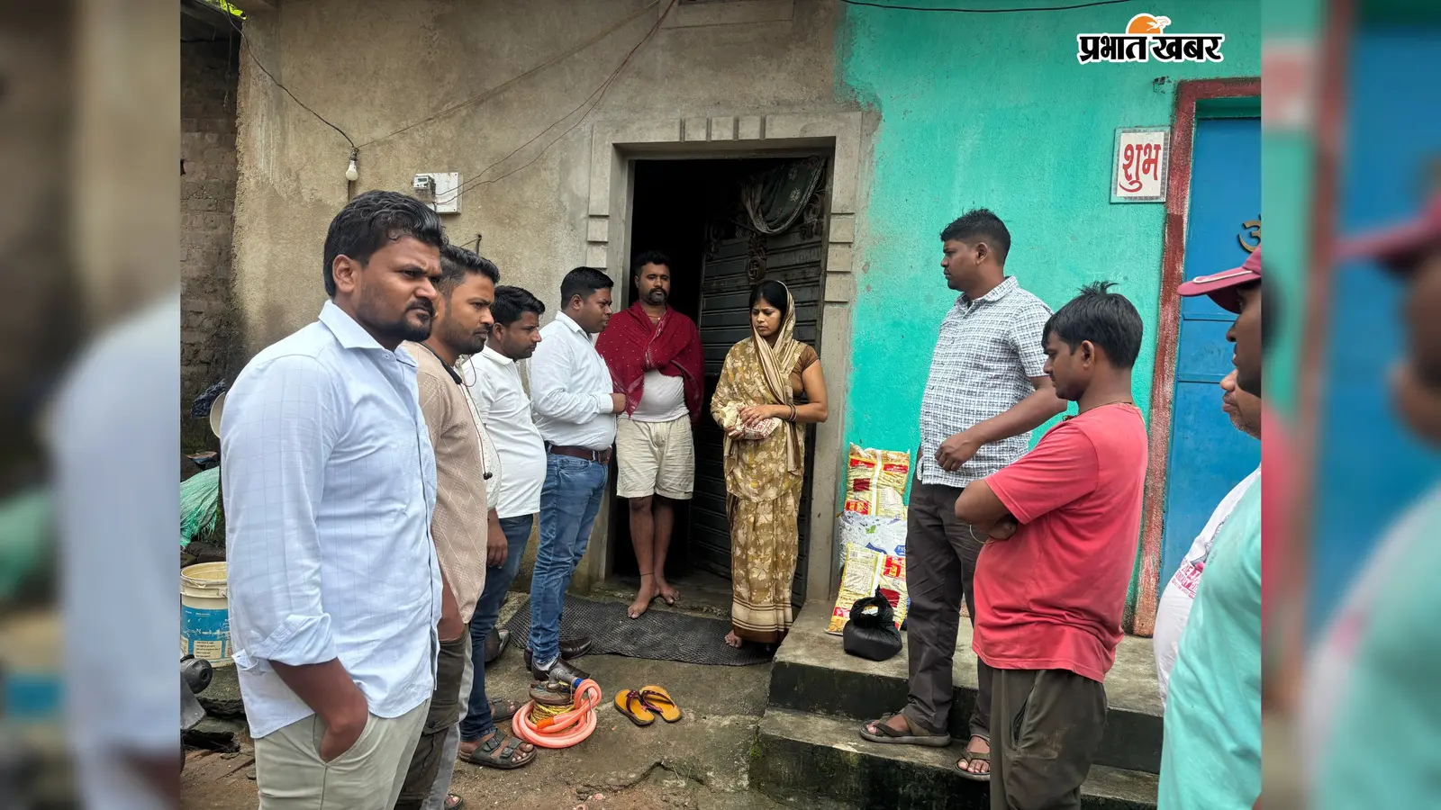 विधवा की दुकान जलकर राख, तीन बेटियों के भविष्य पर संकट, मदद को आगे आए ग्रामीण