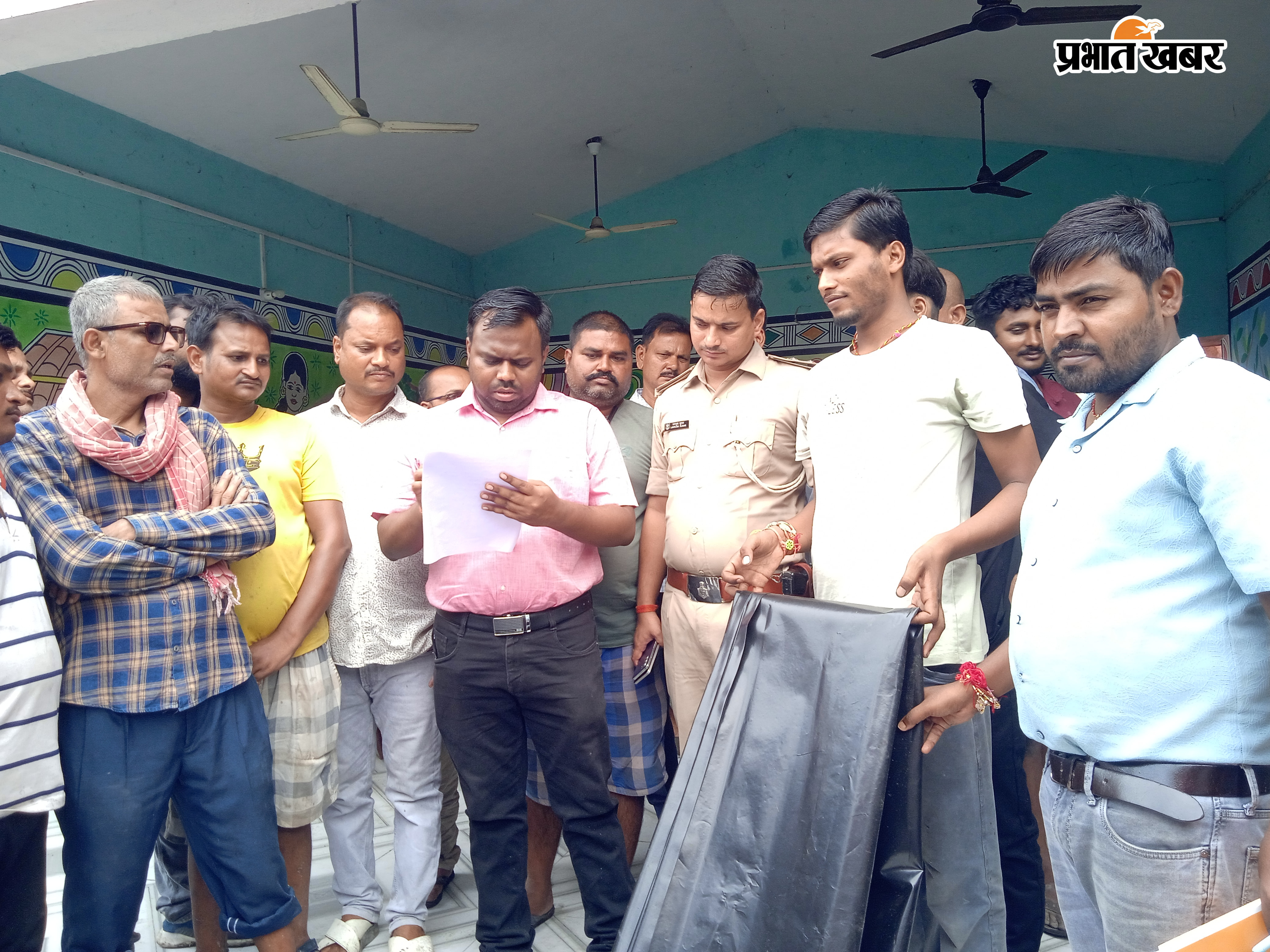 बिहारीगंज नगर पंचायत जेनरल हाट मे चोदह दुकान रात्रि मे जला | Prabhat Khabar Network