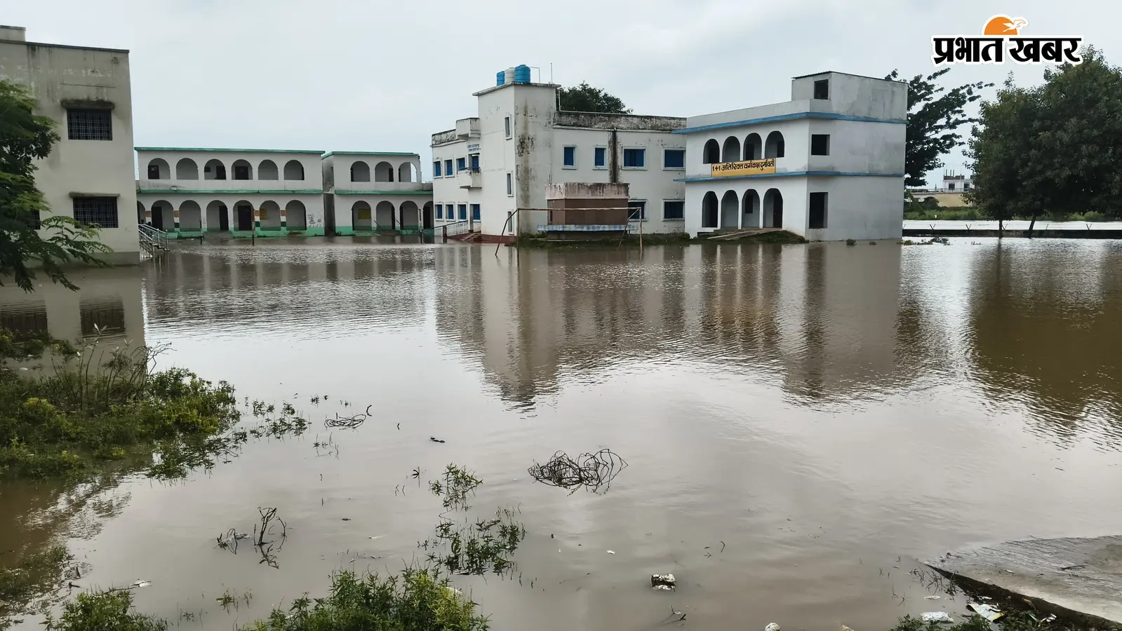 कैमूर: करमचट डैम से पानी छोड़े जाने के बाद बढ़ा जलस्तर, कई सड़कों पर मंडराया बाढ़ का खतरा; स्कूल में घुसा पानी