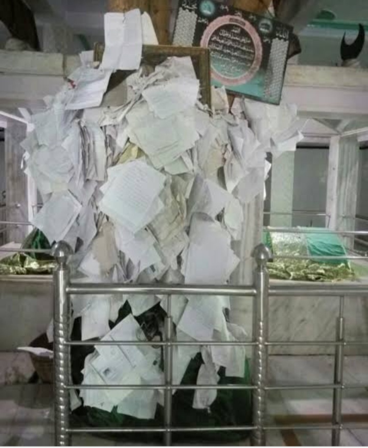 पेड़ पर टंगी रहती है प्रतियां.