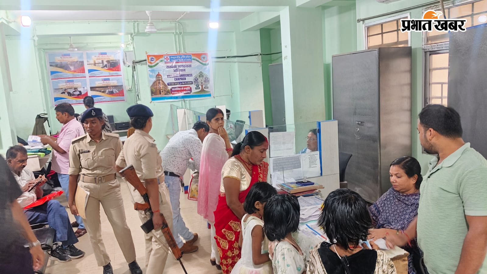 वृद्ध से लूट के बाद बैंक पहुंच कर छानबीन करती जोगसर पुलिस | Prabhat Khabar Network