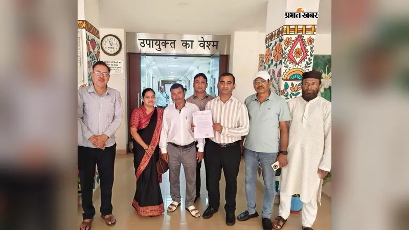हजारीबाग में जर्जर सड़कों से लोग परेशान, गड्ढों में भर रहा बारिश का पानी; डीसी से मिला निगम प्रतिनिधिमंडल