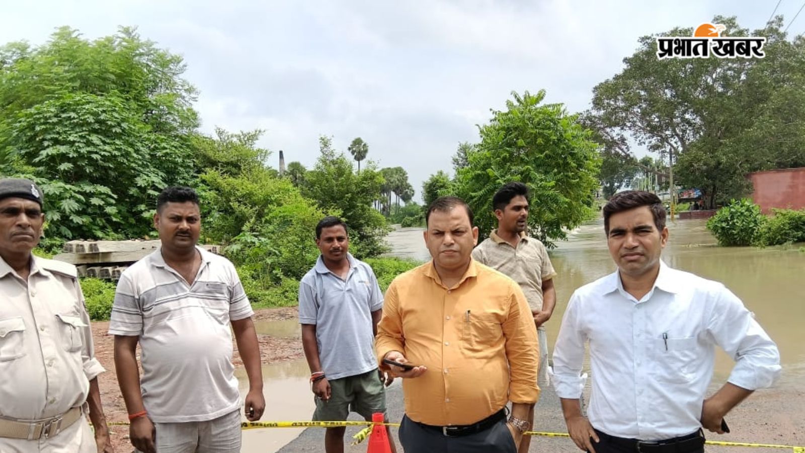 बाढ़ के पानी का जायजा लेते अधिकारी