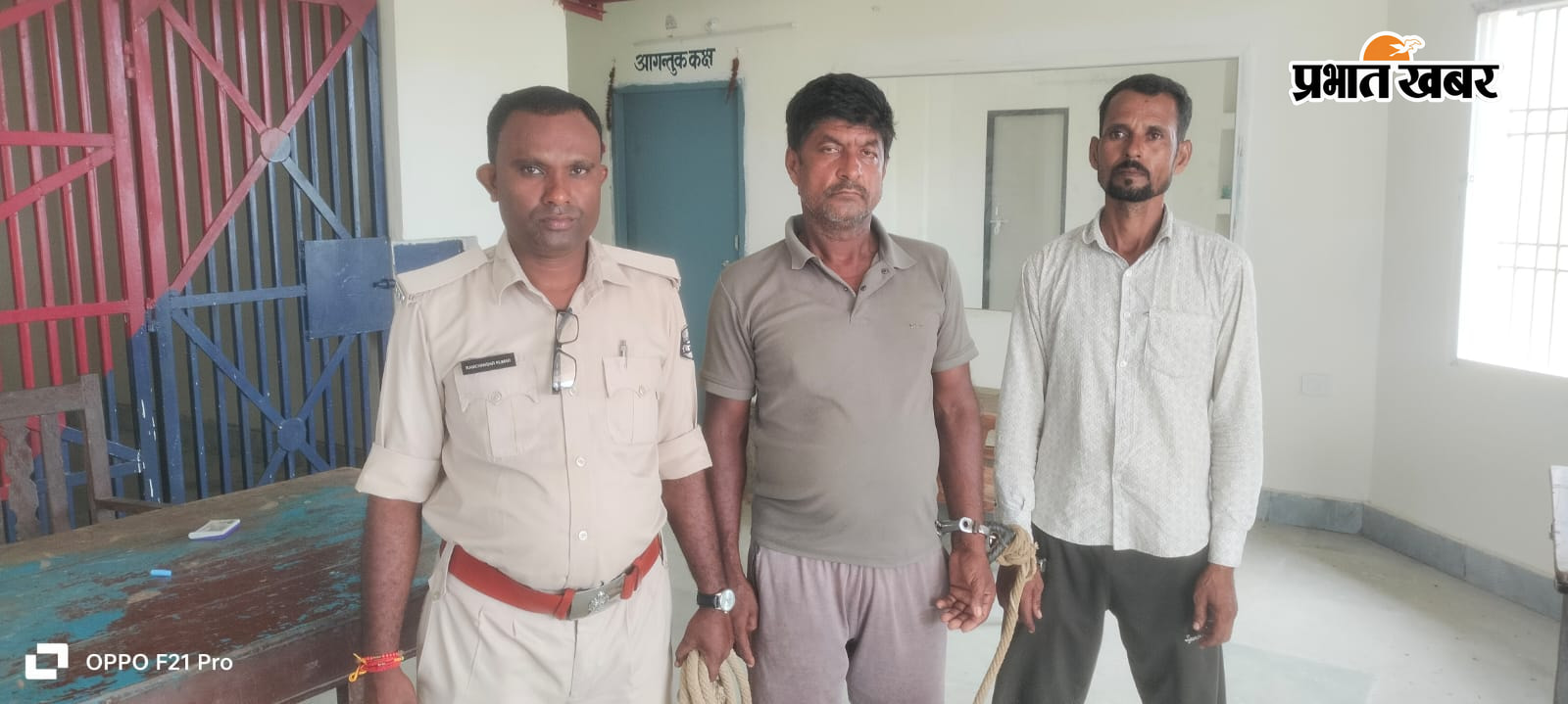 फोटो कैप्शन, पतरघट पुलिस की अभिरक्षा में दोनों गिरफ्तार शराब तस्कर | Prabhat Khabar Network