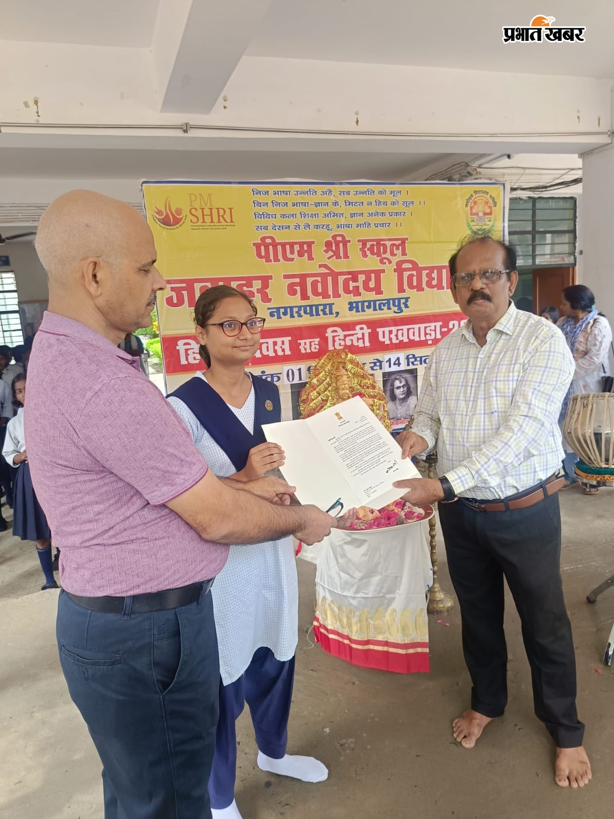 हिंदी दिवस पखवाड़ा के शुभारंभ के दौरान प्रभारी प्राचार्य व छात्र- छात्राएं व अन्य | Prabhat Khabar Network
