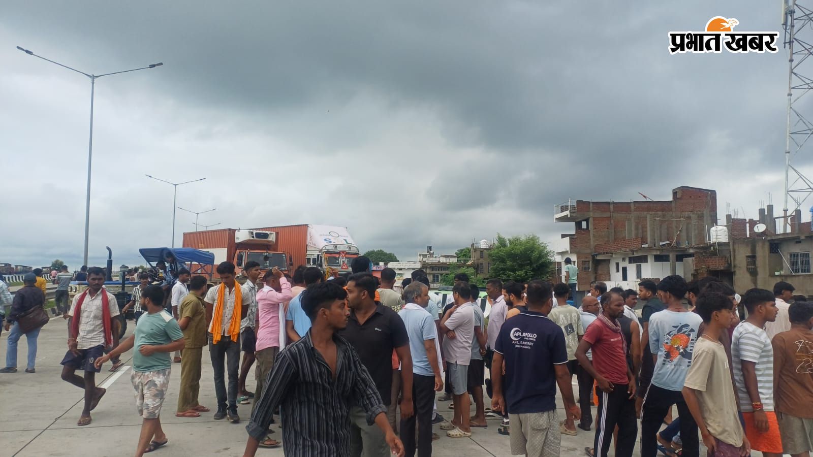 सड़क जाम करते ग्रामीण