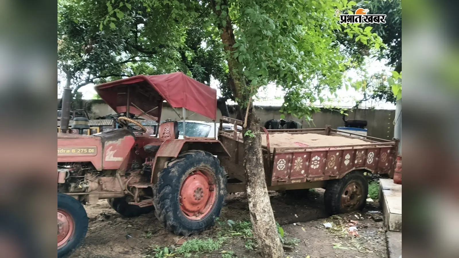 गिद्धौर में दिनदहाड़े बरनार नदी से बालू उठाकर भाग रहा था ट्रैक्टर, पुलिस ने घनश्याम स्थान के पास दबोचा; चालक गिरफ्तार