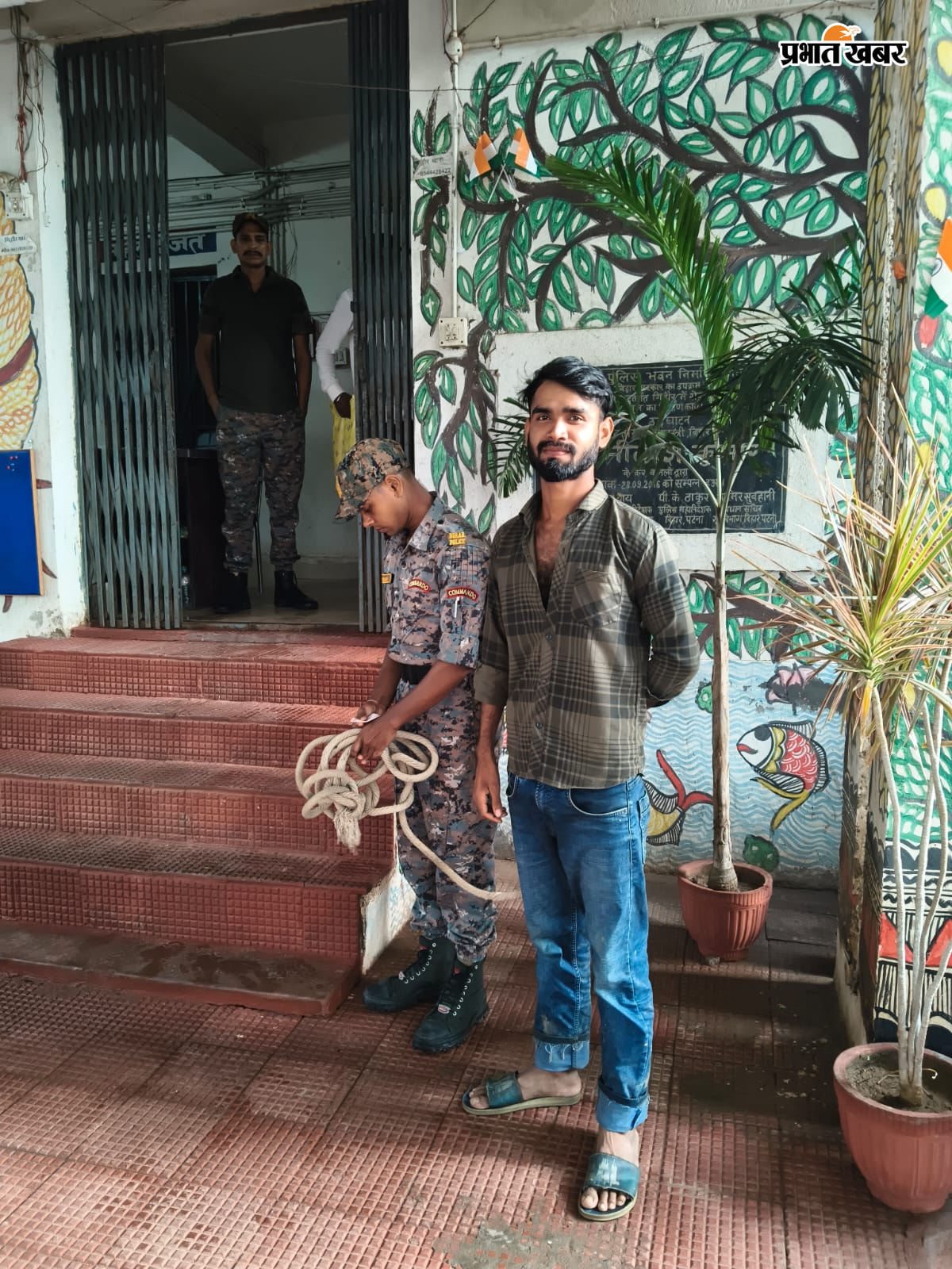फोटो कैप्शन : बालू तस्करी में पकड़ा गया ट्रैक्टर वाहन व गिरफ्तार युवक | Prabhat Khabar Network