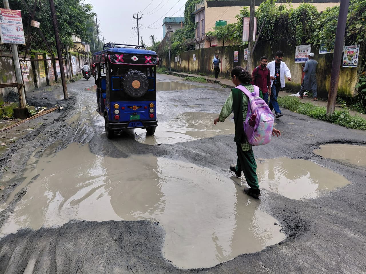 SNMMCH जाने वाली सड़क पर बने गड्ढे