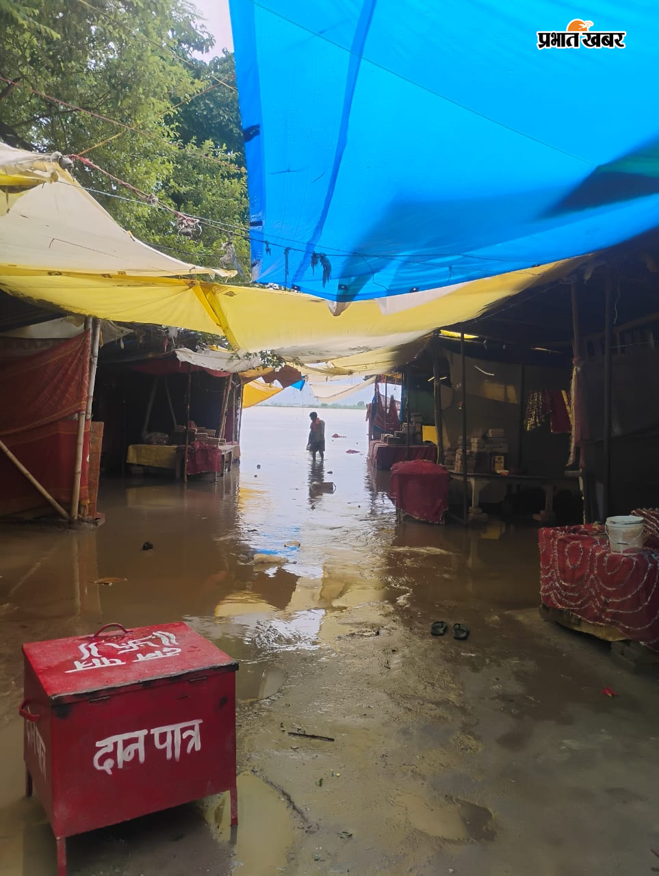 नोट: फोटो नंबर 2 सीएचपी 20 है कैप्सन होगा-आमी के गंगा घाट पर दुकानों तक पहुंचा बाढ़ का पानी | Prabhat Khabar Network