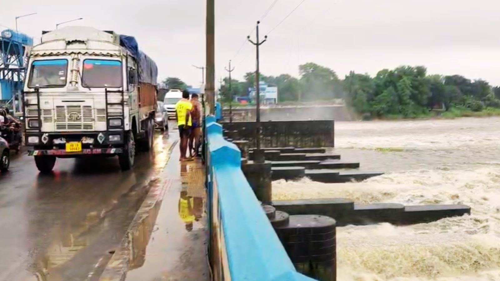 दुर्गापुर बराज से गुजरते वाहन. फोटो : प्रभात खबर