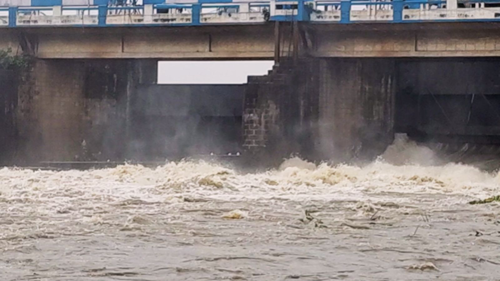 मूसलाधार बारिश के बाद बढ़ा दुर्गापुर बराज का जलस्तर. फोटो : प्रभात खबर