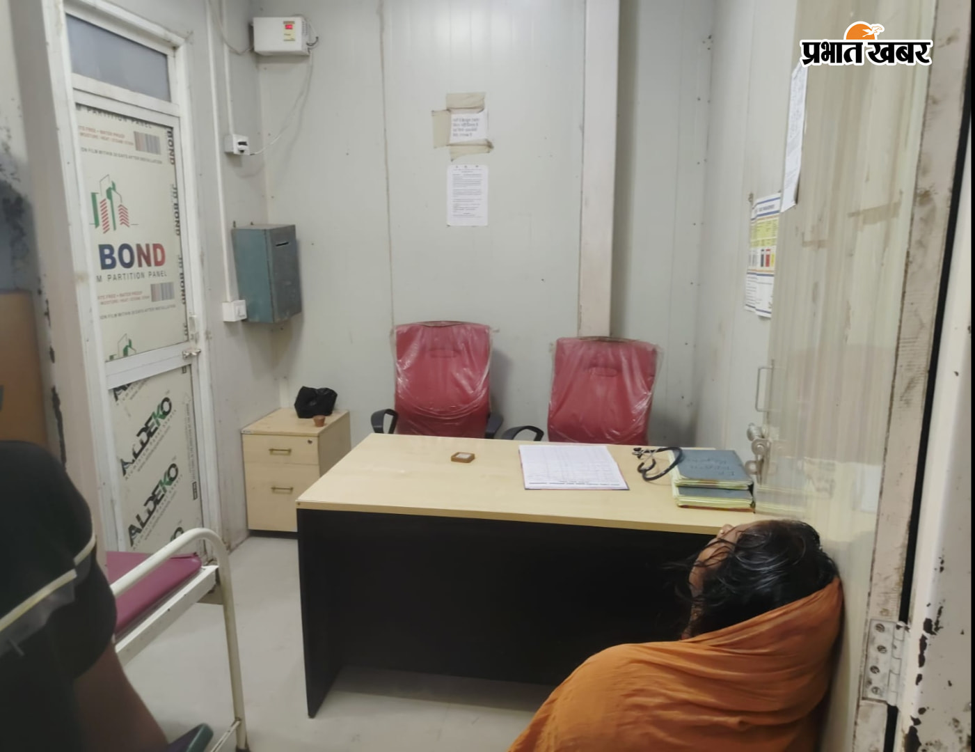 सदर अस्पताल की इमरजेंसी में डॉक्टर के नहीं रहने के कारण हंगामा करते मरीज इमरजेंसी के डॉक्टर रूम में खाली पड़ी कुर्सियां | Prabhat Khabar Network
