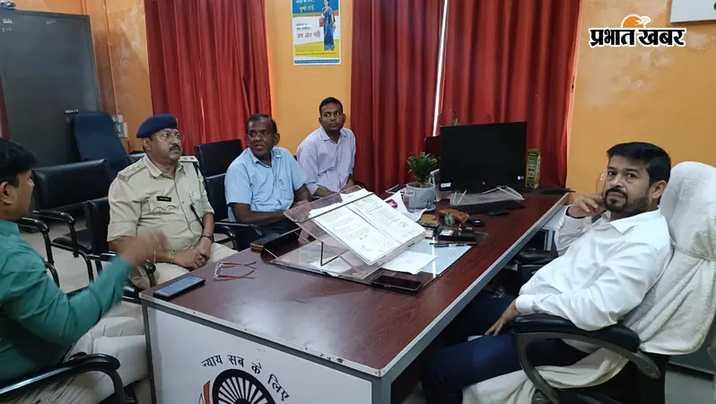 फोटो : परिचय: यातायात  डीएसपी व डीटीओ के साथ बैठक करते प्राधिकार सचिव | Prabhat Khabar Network