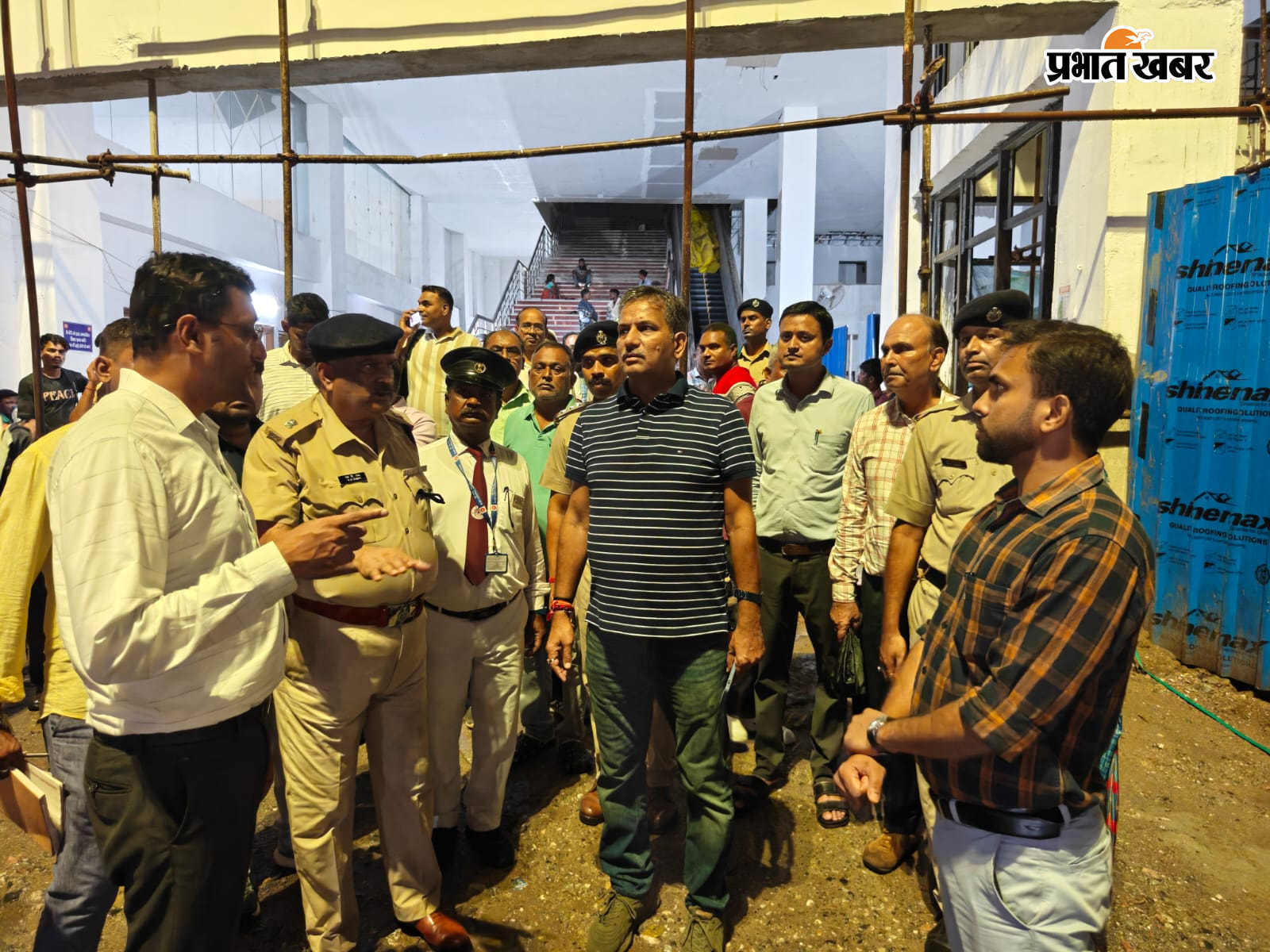 निरीक्षण करते डीडीयू मंडल के डीआरएम उदय सिंह मीना व अन्य अधिकारी शामिल थे | Prabhat Khabar Network