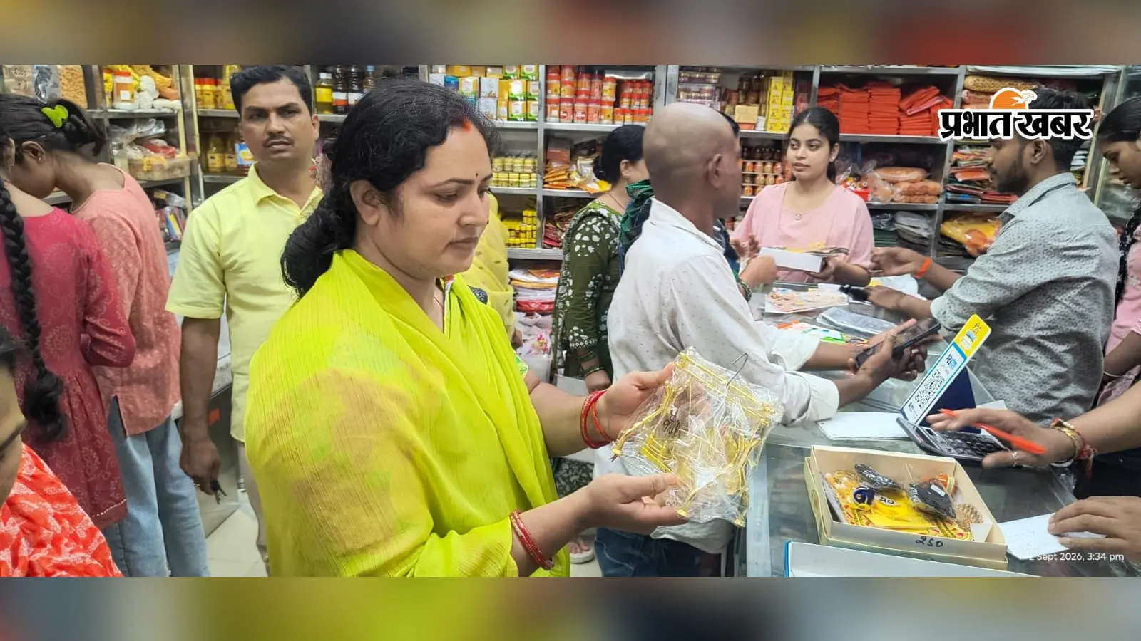 जन्माष्टमी पर गोपालगंज के बाजारों में बढ़ी रौनक, कान्हा के शृंगार से सजावट तक खरीदारी तेज