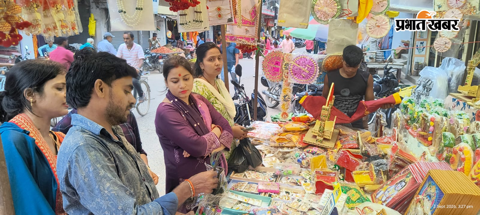 फोटो नं 104. कृष्ण जन्माष्टमी को लेकर पूजा सामग्री ख़रीदते महिलाये. | Prabhat Khabar Network