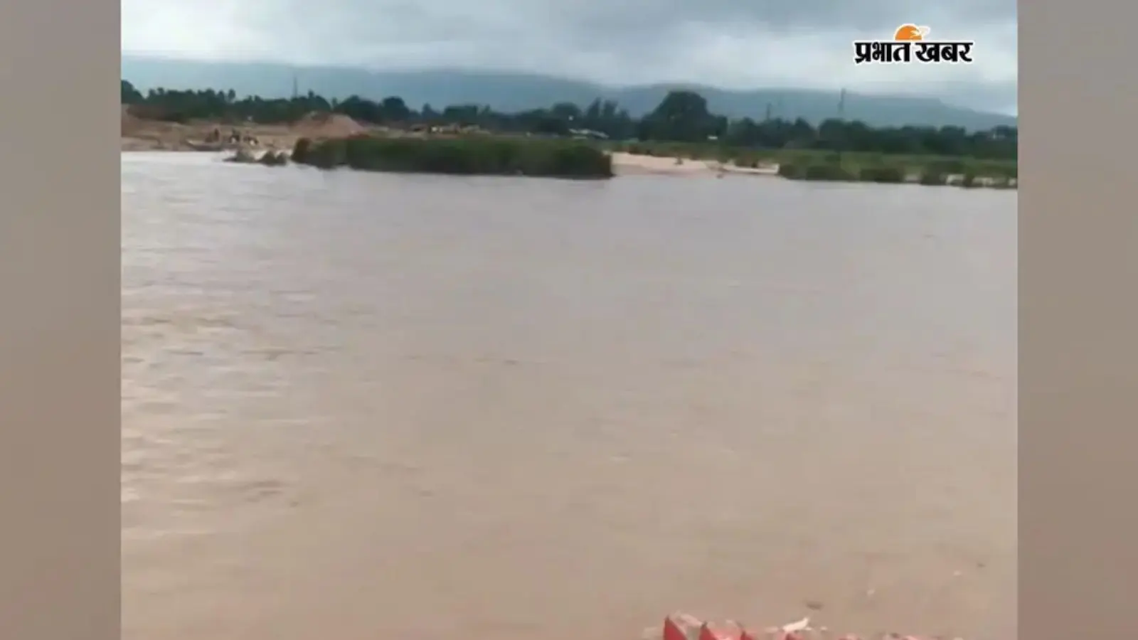 नवादा में बढ़ा सकरी नदी का जलस्तर, महावरा छठ घाट की कई सीढ़ियां डूबीं