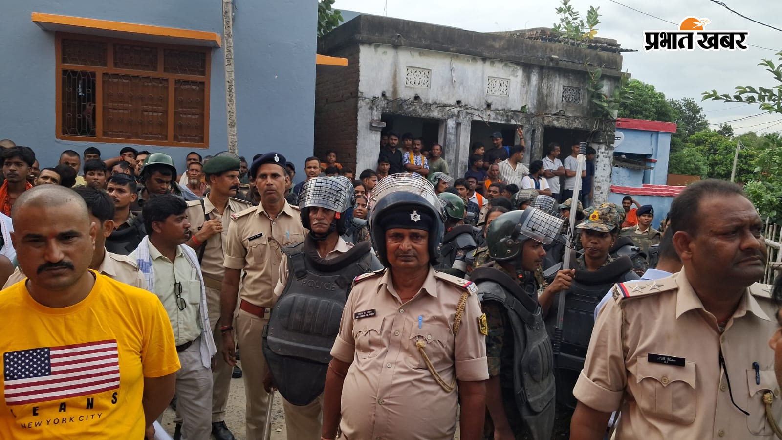 फोटो :- बेनीपट्टी के गम्हरिया गांव में जेसीबी के माध्यम से अतिक्रमण खाली करवाते अंचल प्रशासन व तैनात पुलिस बल | Prabhat Khabar Network