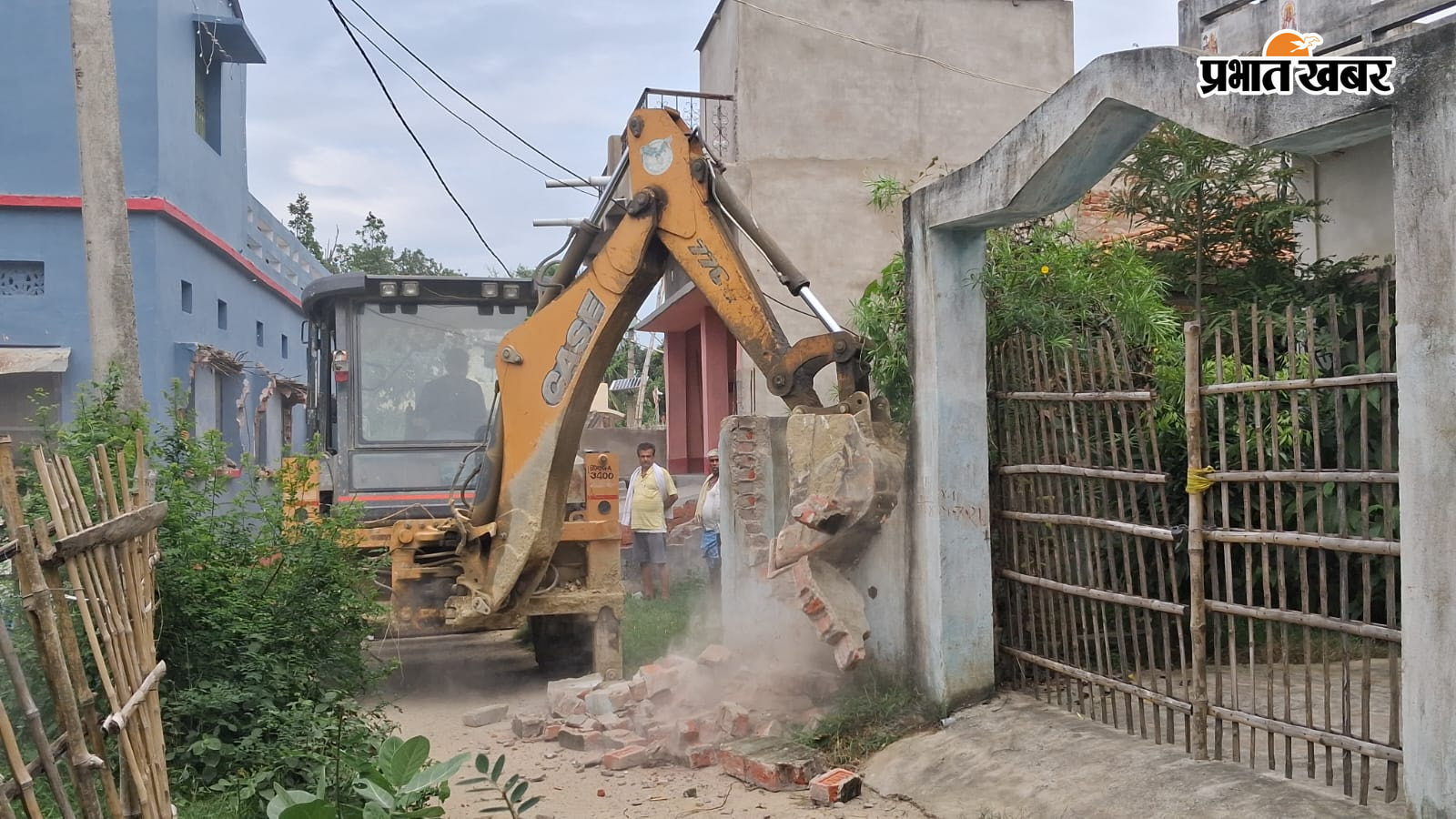 फोटो :- बेनीपट्टी के गम्हरिया गांव में जेसीबी के माध्यम से अतिक्रमण खाली करवाते अंचल प्रशासन व तैनात पुलिस बल | Prabhat Khabar Network