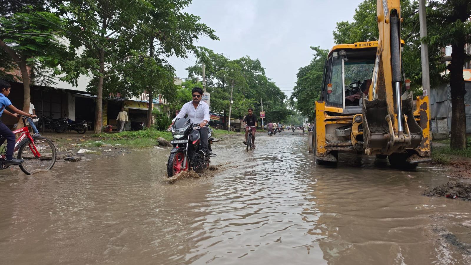 पीसी कॉलेज के पास सड़क पर जलजमाव, आवागमन प्रभावित