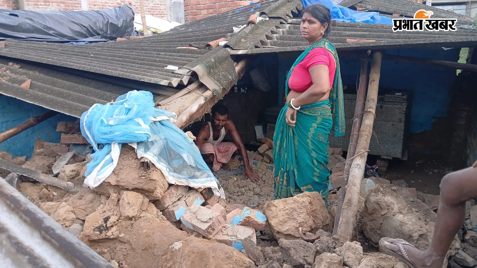 तीन दिन की बारिश ने उजाड़ दी गरीब परिवार की गृहस्थी, भरभराकर गिरा मिट्टी का घर; खुले आसमान के नीचे आया परिवार
