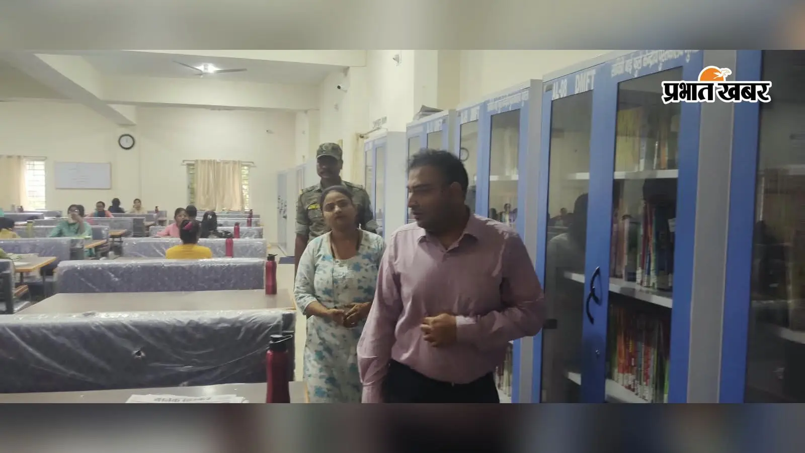 गुमला की लाइब्रेरी और साइंस सेंटर में अचानक पहुंचे डीडीसी, बच्चों से पूछी पढ़ाई की असली परेशानी