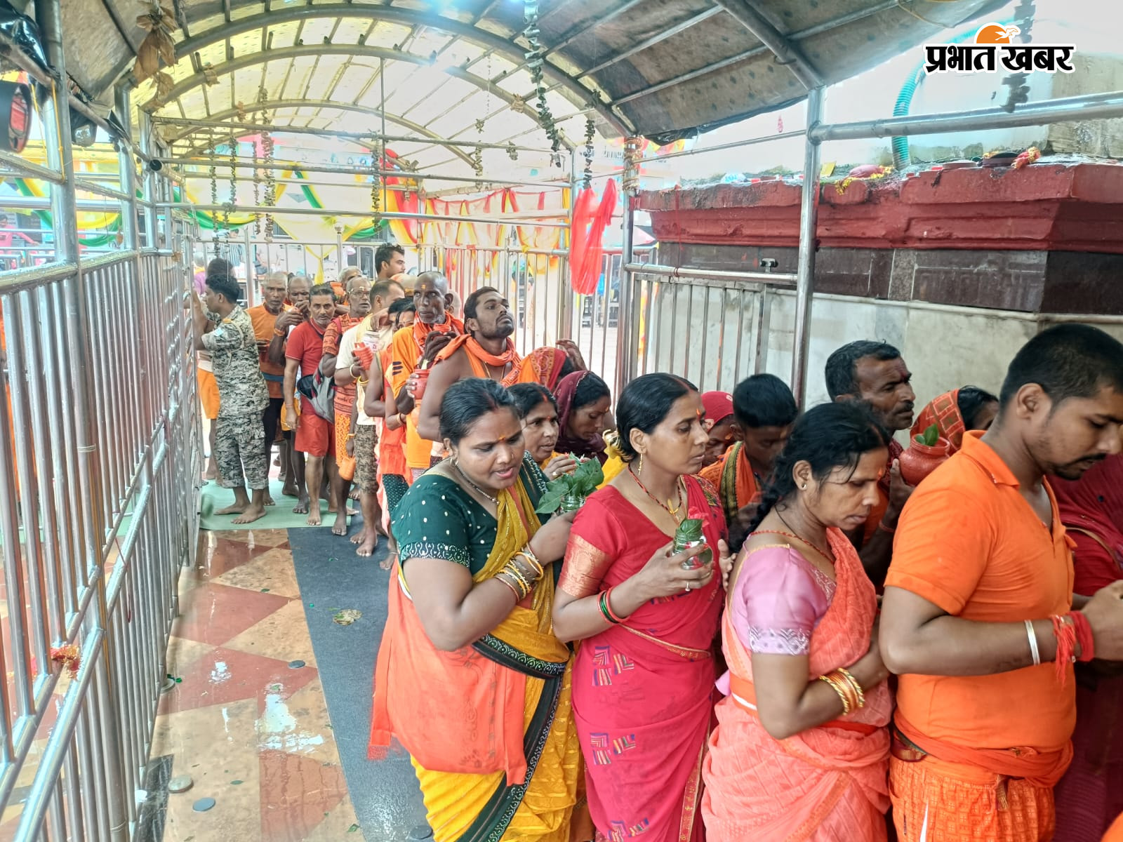 बासुकिनाथ मंदिर में कतारबद्ध कांवरिया एवं भक्तों की भीड़ | Prabhat Khabar Network