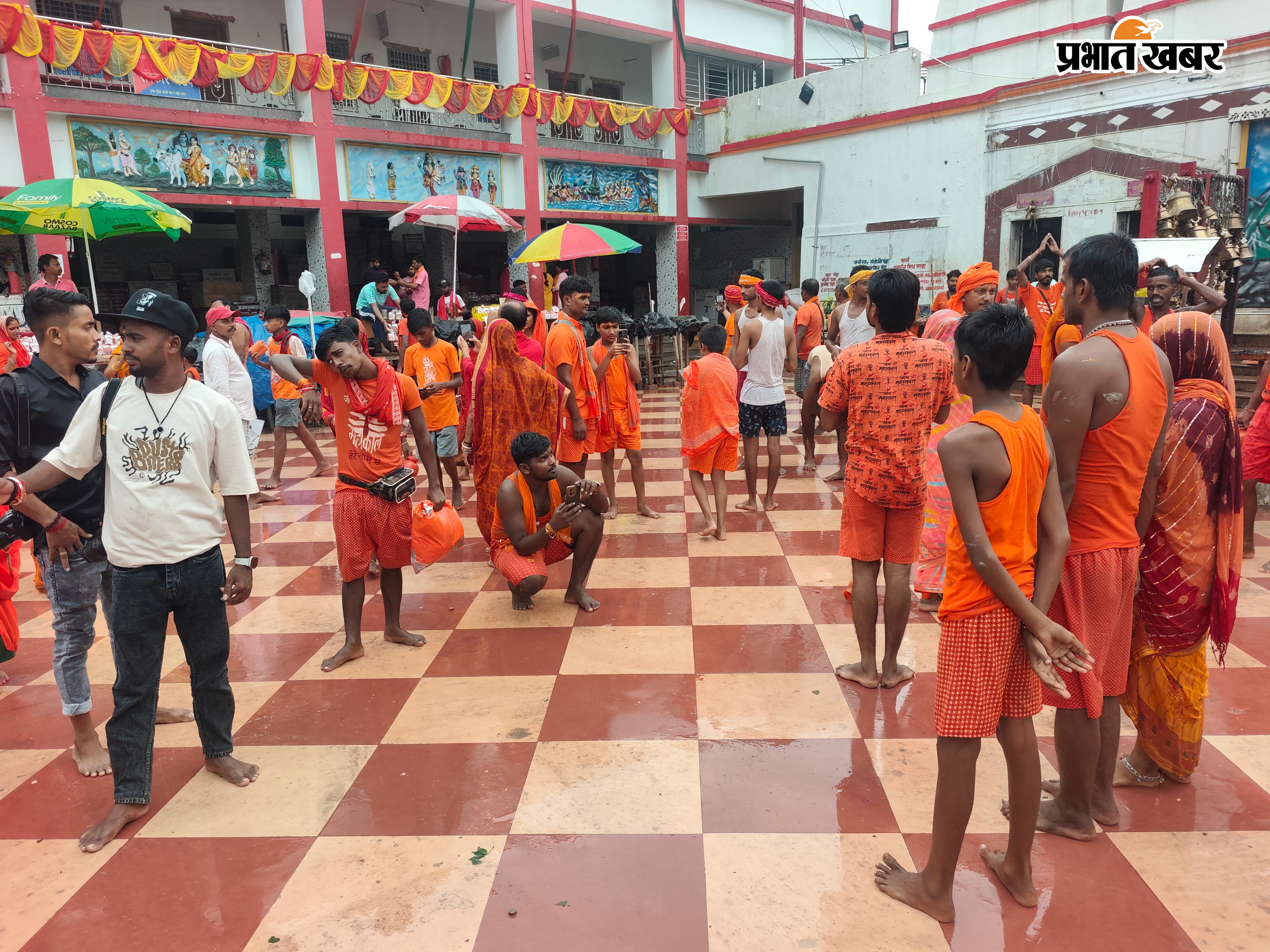 बासुकिनाथ मंदिर में कतारबद्ध कांवरिया एवं भक्तों की भीड़ | Prabhat Khabar Network