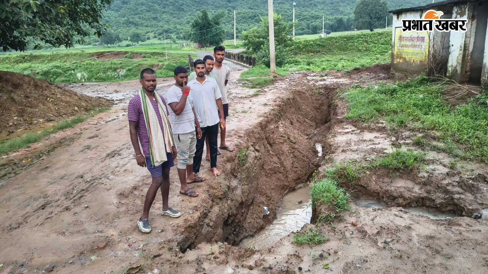 कैमूर में दो महीने में ही धंस गया 14 लाख का नाला, सड़क भी बैठी; निर्माण में अनियमितता का आरोप