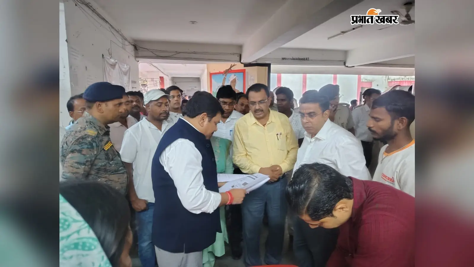 पहले दौरे में बरहेट पहुंचे आयुक्त, मतदाता सूची पुनरीक्षण की परखी रफ्तार