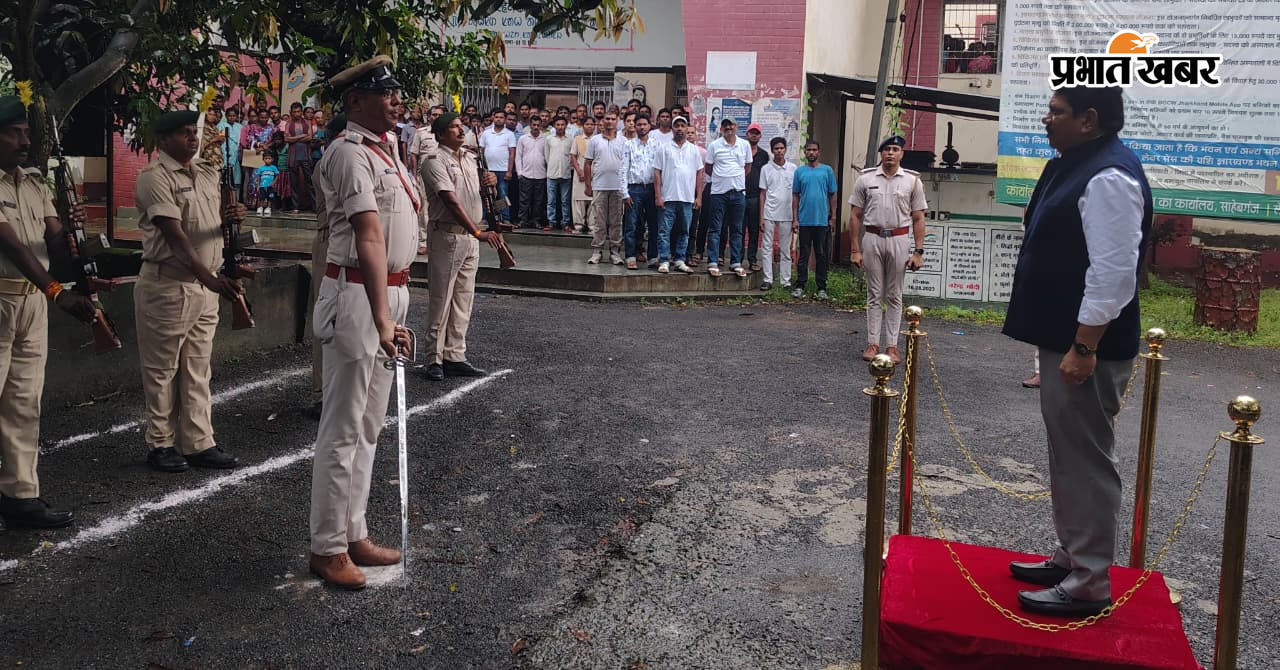 आयुक्त को गार्ड ऑफ ऑनर देते जवान. | Prabhat Khabar Network
