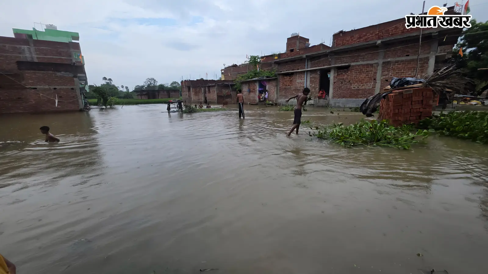 सासाराम के कादिरगंज में चार दिनों से कमर तक पानी, 300 लोग घरों में कैद, प्रशासन से तत्काल जलनिकासी की मांग