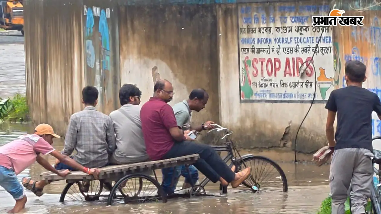 फरक्का : बीडीओ कार्यालय के सामने ढाई फीट पानी, कार्यालय तक नहीं पहुंच सकी गाड़ी