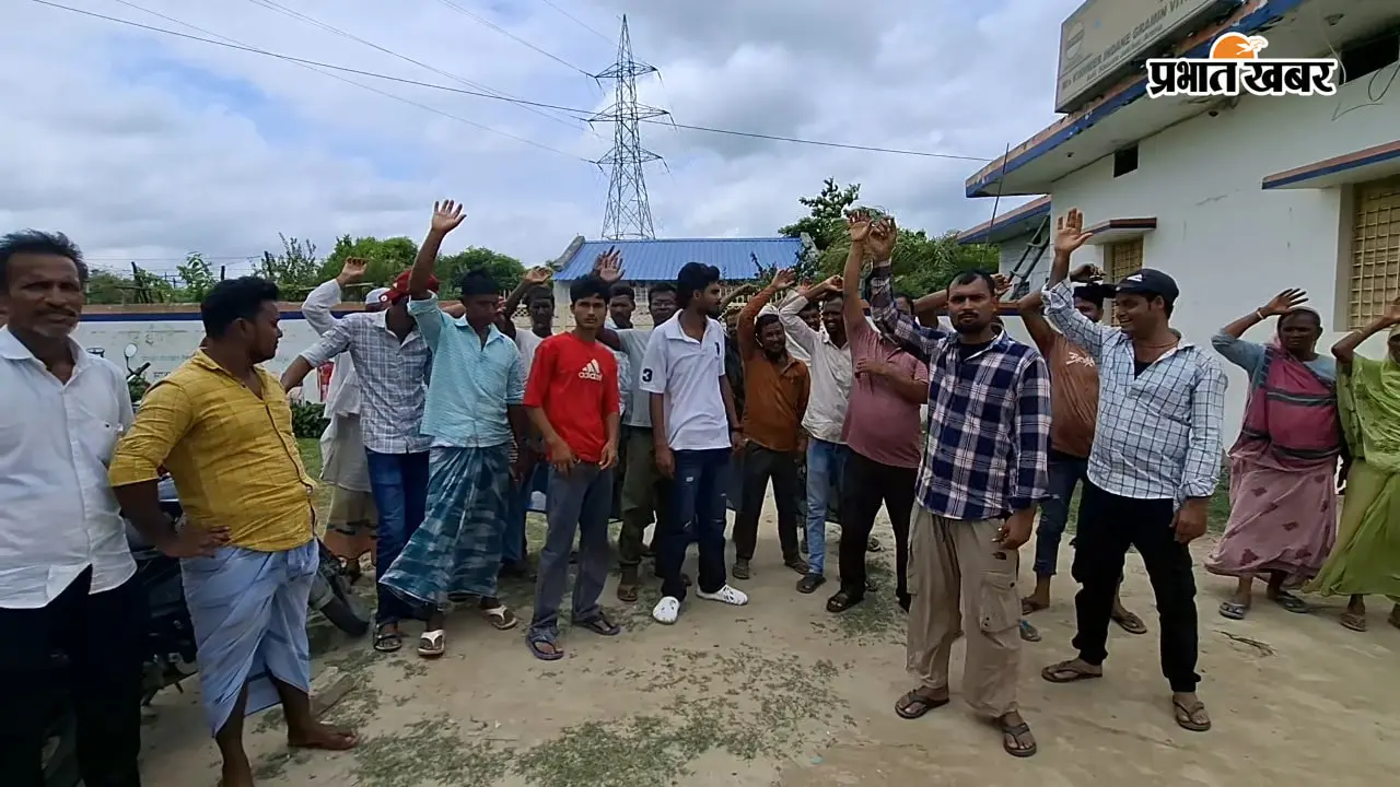 गैस वितरण में गड़बड़ी के आरोप पर उपभोक्ताओं का प्रदर्शन एजेंसी में जड़ा ताला